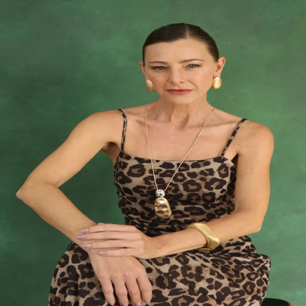COLAR LONGO DOURADO COM PINGENTE ESCULPIDO