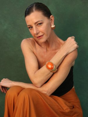 BRACELETE DOURADO COM PEDRA OVAL LARANJA