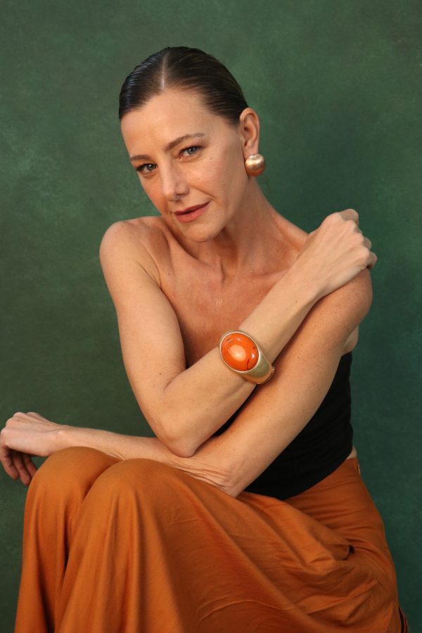BRACELETE DOURADO COM PEDRA OVAL LARANJA