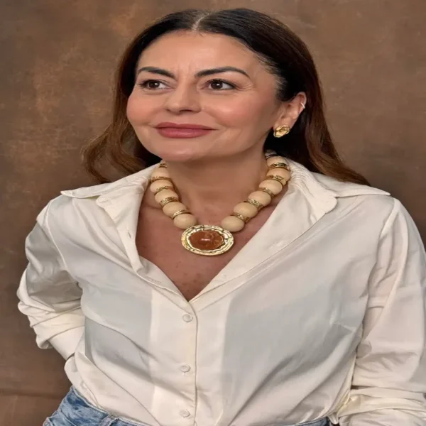 COLAR DE ESFERAS OFF-WHITE COM PINGENTE DOURADO E RESINA CARAMELO
