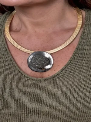 COLAR DOURADO COM PENDENTE OVAL E PEDRA BRUTA GRAFITE