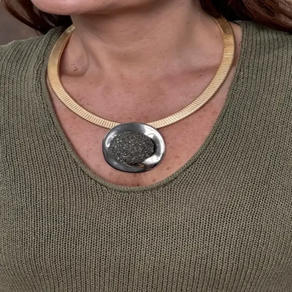 COLAR DOURADO COM PENDENTE OVAL E PEDRA BRUTA GRAFITE