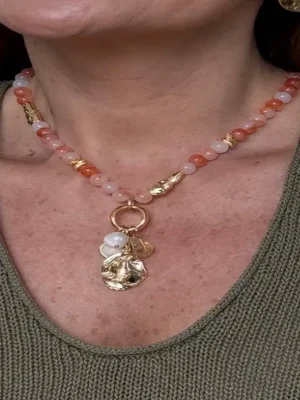 COLAR DE PEDRAS LARANJA E ROSA COM PINGENTE DOURADO E PÉROLA