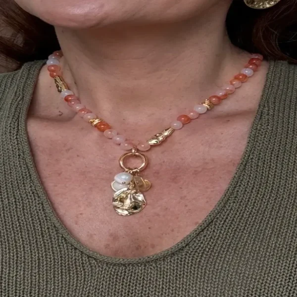 COLAR DE PEDRAS LARANJA E ROSA COM PINGENTE DOURADO E PÉROLA