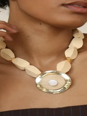 COLAR DE MADEIRA COM PINGENTE CIRCULAR DOURADO