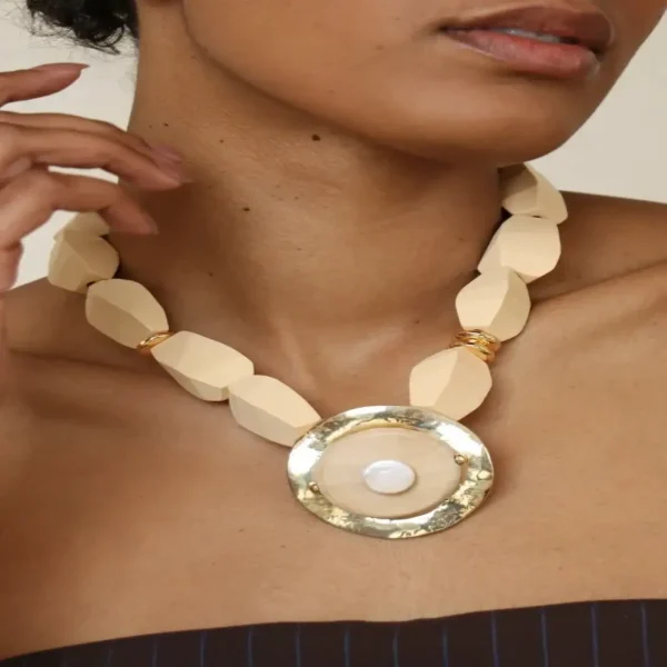 COLAR DE MADEIRA COM PINGENTE CIRCULAR DOURADO