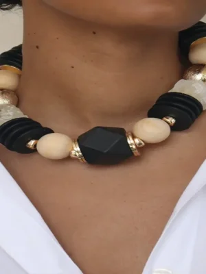 COLAR MAXI PRETO, BEGE E DOURADO COM PEDRAS