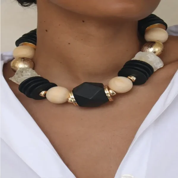 COLAR MAXI PRETO, BEGE E DOURADO COM PEDRAS