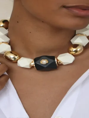 COLAR MAXI BRANCO, DOURADO E PRETO COM PÉROLA