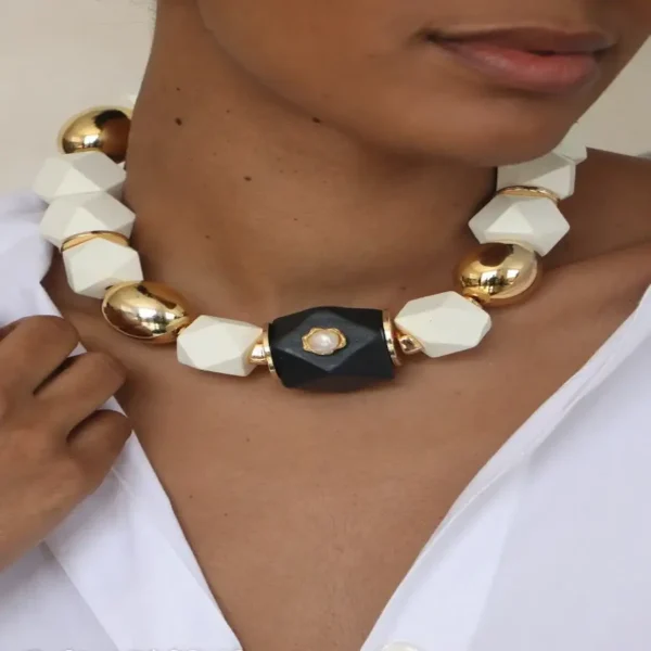 COLAR MAXI BRANCO, DOURADO E PRETO COM PÉROLA