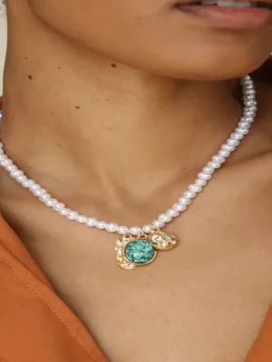 COLAR PÉROLA COM PINGENTE OVAL VERDE E DETALHES DOURADOS
