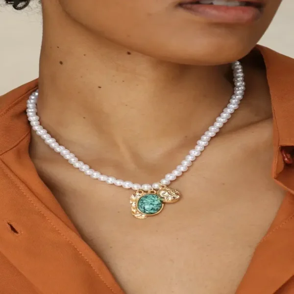 COLAR PÉROLA COM PINGENTE OVAL VERDE E DETALHES DOURADOS