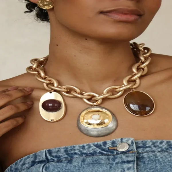 COLAR DOURADO COM PINGENTES OVAIS E CORRENTE GROSSA