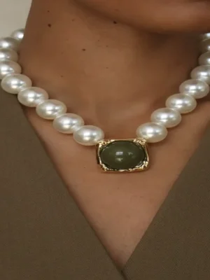 COLAR DE PÉROLAS COM PINGENTE VERDE E DOURADO