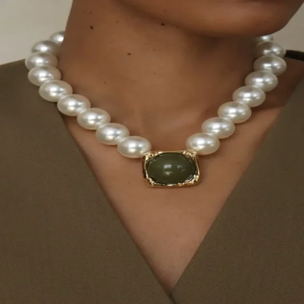 COLAR DE PÉROLAS COM PINGENTE VERDE E DOURADO-Imagem 2