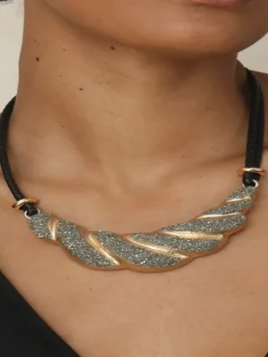 COLAR PRETO COM PINGENTE CURVO TEXTURIZADO DOURADO E PRATEADO