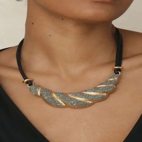 COLAR PRETO COM PINGENTE CURVO TEXTURIZADO DOURADO E PRATEADO