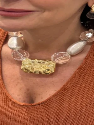 COLAR CURTO COM ESFERAS TRANSPARENTES E PRATEADAS E PINGENTE DOURADO TEXTURIZADO