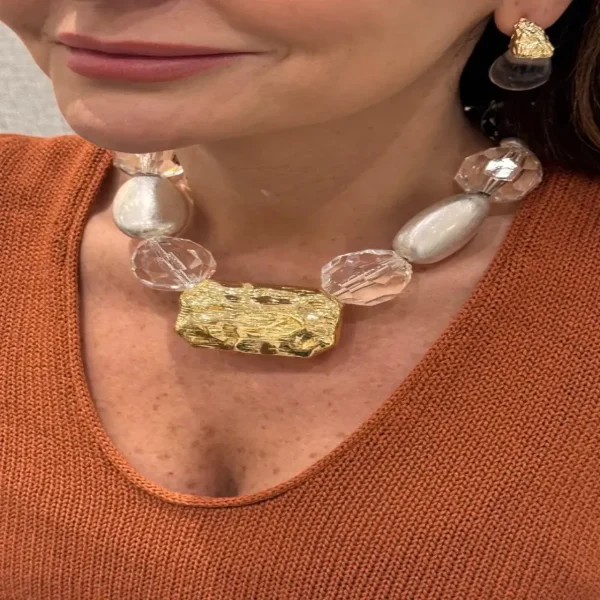 COLAR CURTO COM ESFERAS TRANSPARENTES E PRATEADAS E PINGENTE DOURADO TEXTURIZADO