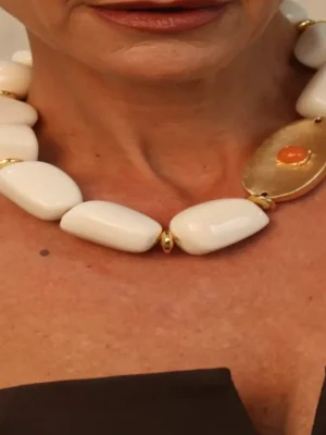 COLAR DE RESINA BRANCA COM PINGENTE OVAL DOURADO E DETALHE LARANJA