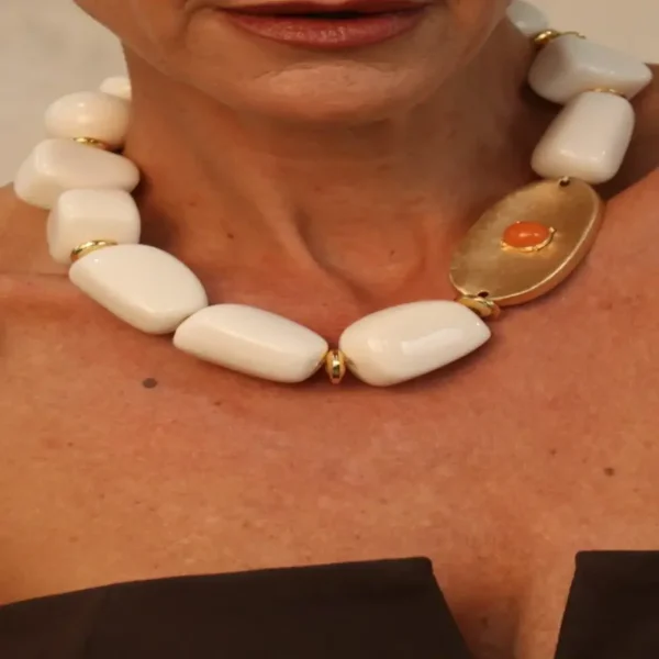 COLAR DE RESINA BRANCA COM PINGENTE OVAL DOURADO E DETALHE LARANJA