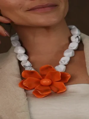 COLAR BRANCO COM FLOR LARANJA EM RESINA