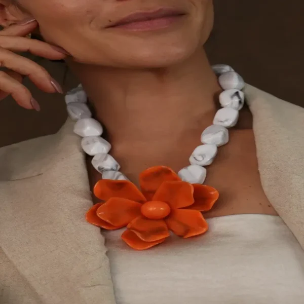 COLAR BRANCO COM FLOR LARANJA EM RESINA