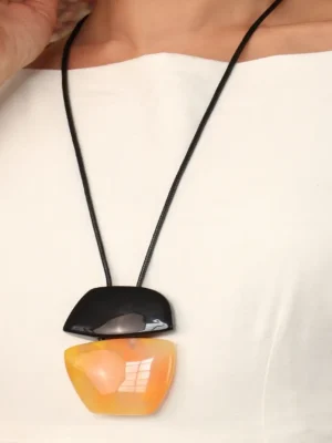 COLAR LONGO PINGENTE DUPLO PRETO E ÂMBAR
