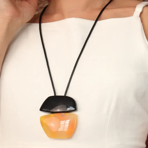 COLAR LONGO PINGENTE DUPLO PRETO E ÂMBAR