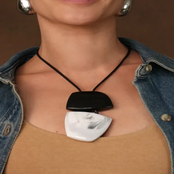 COLAR LONGO PINGENTE DUPLO PRETO E ÂMBAR-Imagem 2