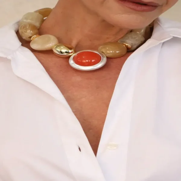 COLAR DE PEDRAS CARAMELO E DOURADO COM CENTRO LARANJA