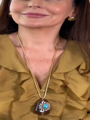 COLAR LONGO PINGENTE MARROM COM DETALHE TURQUESA
