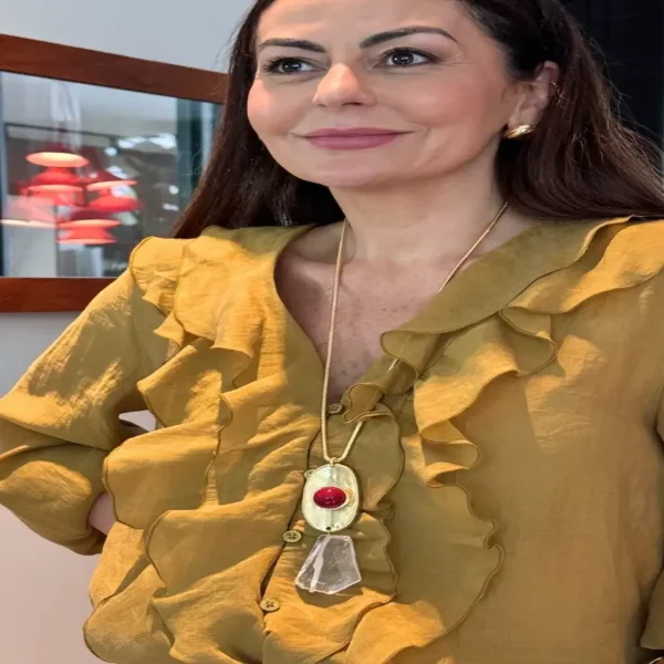 COLAR LONGO DOURADO COM PINGENTE PEDRA E CRISTAL FACETADO