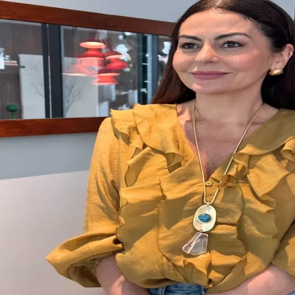 COLAR LONGO DOURADO COM PINGENTE PEDRA E CRISTAL FACETADO-Imagem 2