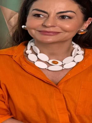 COLAR CURTO BRANCO COM PEDRAS OVAIS E DETALHE ÂMBAR