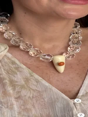COLAR TRANSPARENTE COM PINGENTE CREME E DETALHE CARAMELO