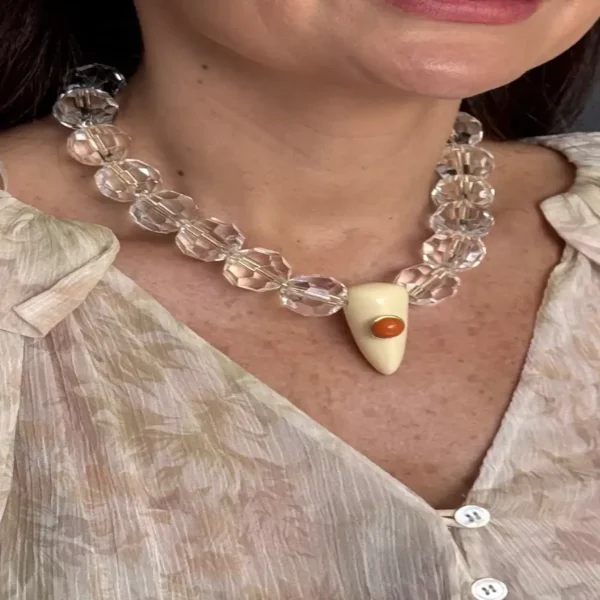 COLAR TRANSPARENTE COM PINGENTE CREME E DETALHE CARAMELO-Imagem 2