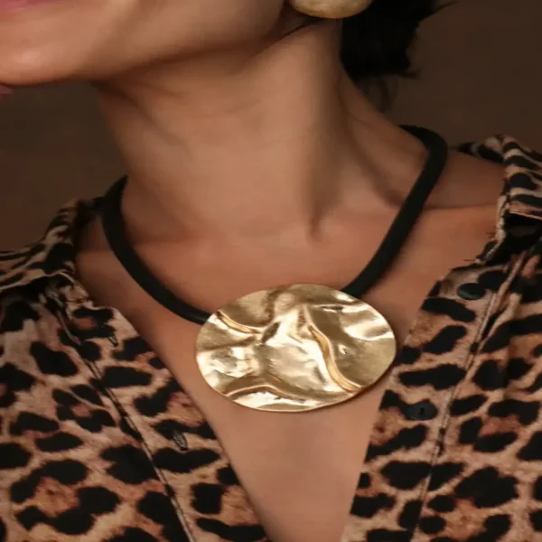 COLAR MEDALHÃO DOURADO EM COURO PRETO