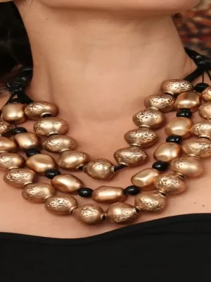 COLAR MAXI COM ESFERAS DOURADAS E PRETAS