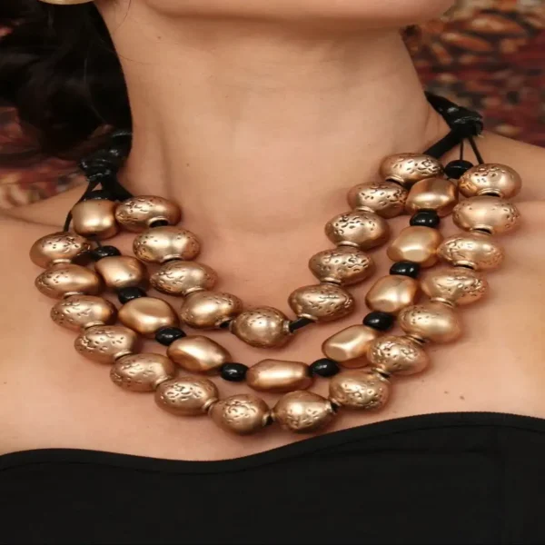 COLAR MAXI COM ESFERAS DOURADAS E PRETAS