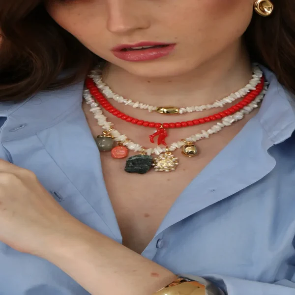 COLAR MADREPÉROLA E DOURADO CORAL CHIC