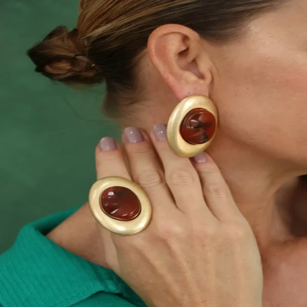 BRINCO OVAL DOURADO COM RESINA ÂMBAR-Imagem 2