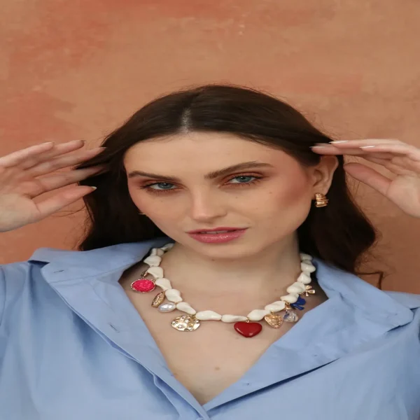 COLAR DE RESINA OFF-WHITE COM PINGENTES DIVERSOS