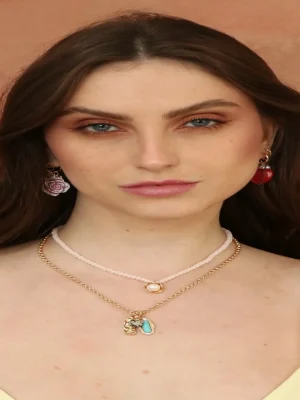 BRINCO CORAÇÃO VERMELHO, ROSA ESMALTADA E PÉROLA