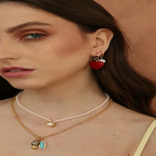 BRINCO CORAÇÃO VERMELHO, ROSA ESMALTADA E PÉROLA-Imagem 2