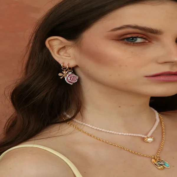 BRINCO CORAÇÃO VERMELHO, ROSA ESMALTADA E PÉROLA-Imagem 3