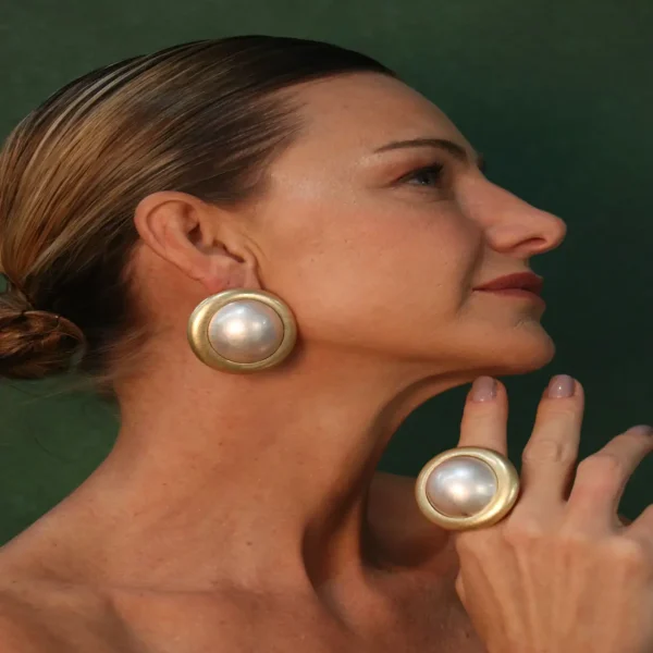 BRINCO DOURADO OVAL COM PÉROLA CENTRAL-Imagem 2