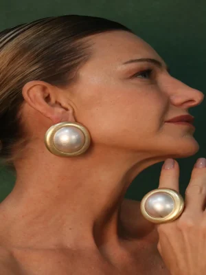 ANEL DOURADO OVAL COM PÉROLA CENTRAL
