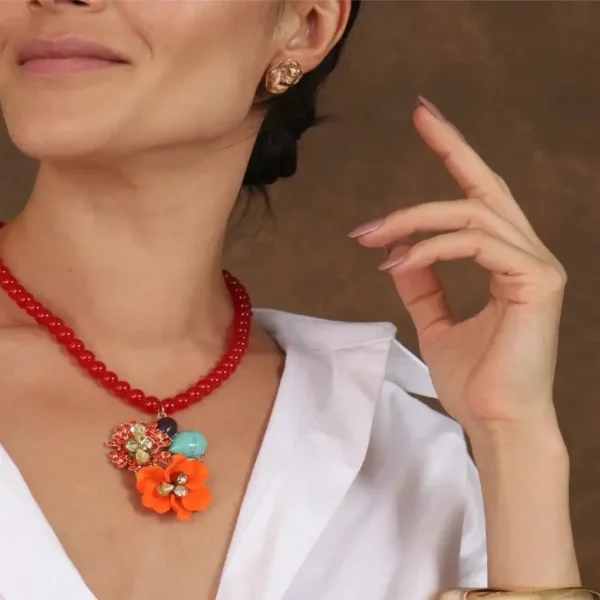 COLAR CURTO VERMELHO COM PINGENTE FLORAL E PEDRAS
