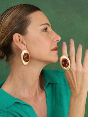BRINCO OVAL DOURADO COM RESINA ÂMBAR